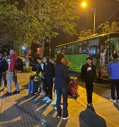 包含棒球夜战：海滨飞鹰队绝杀瓯越犀牛队，速度优势明显目标直指冠军的词条